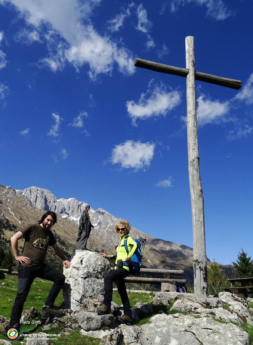 32 Alta croce lignea con statuetta della Madonna.JPG -                                